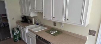 Charming 3-bedroom house with WiFi, AC in Columbia near Lake Murray