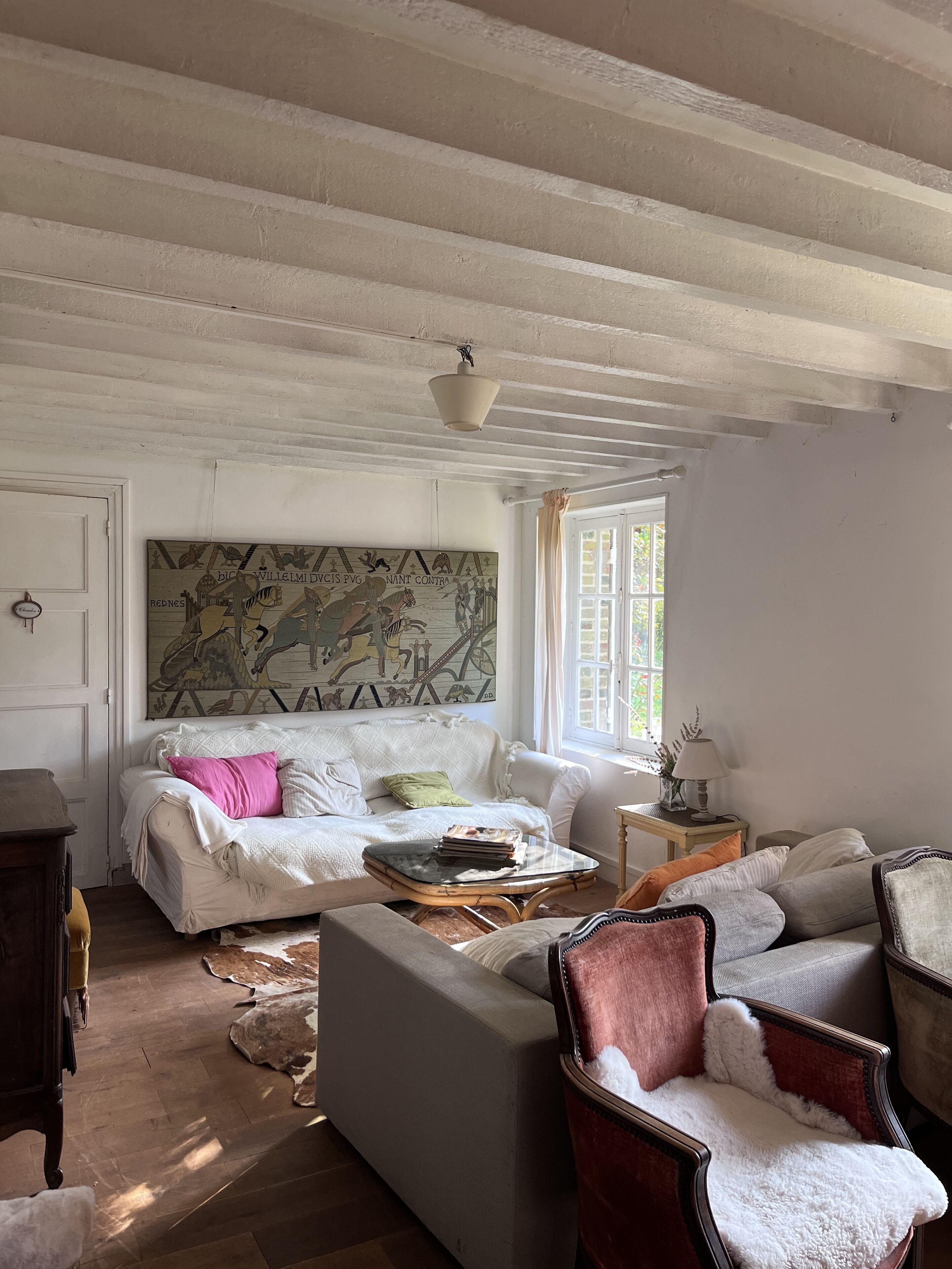 Televisie, een tafeltennistafel, boeken en een muziekbibliotheek