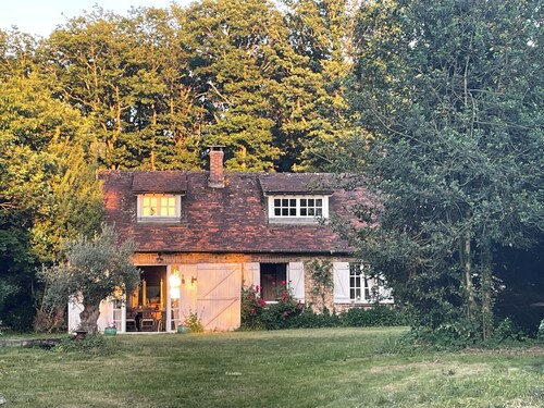 Country house in the heart of a forest offering peace and quiet, 50 minutes from Paris