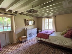 3 bedrooms, iron/ironing board, bed sheets - Country house in the heart of a forest offering peace and quiet, 50 minutes from Paris (Le Plessis-Hébert)