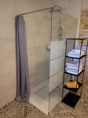 Shower, hair dryer, towels, soap - Gîte Le Champêtre (Bazoges-en-Pareds)