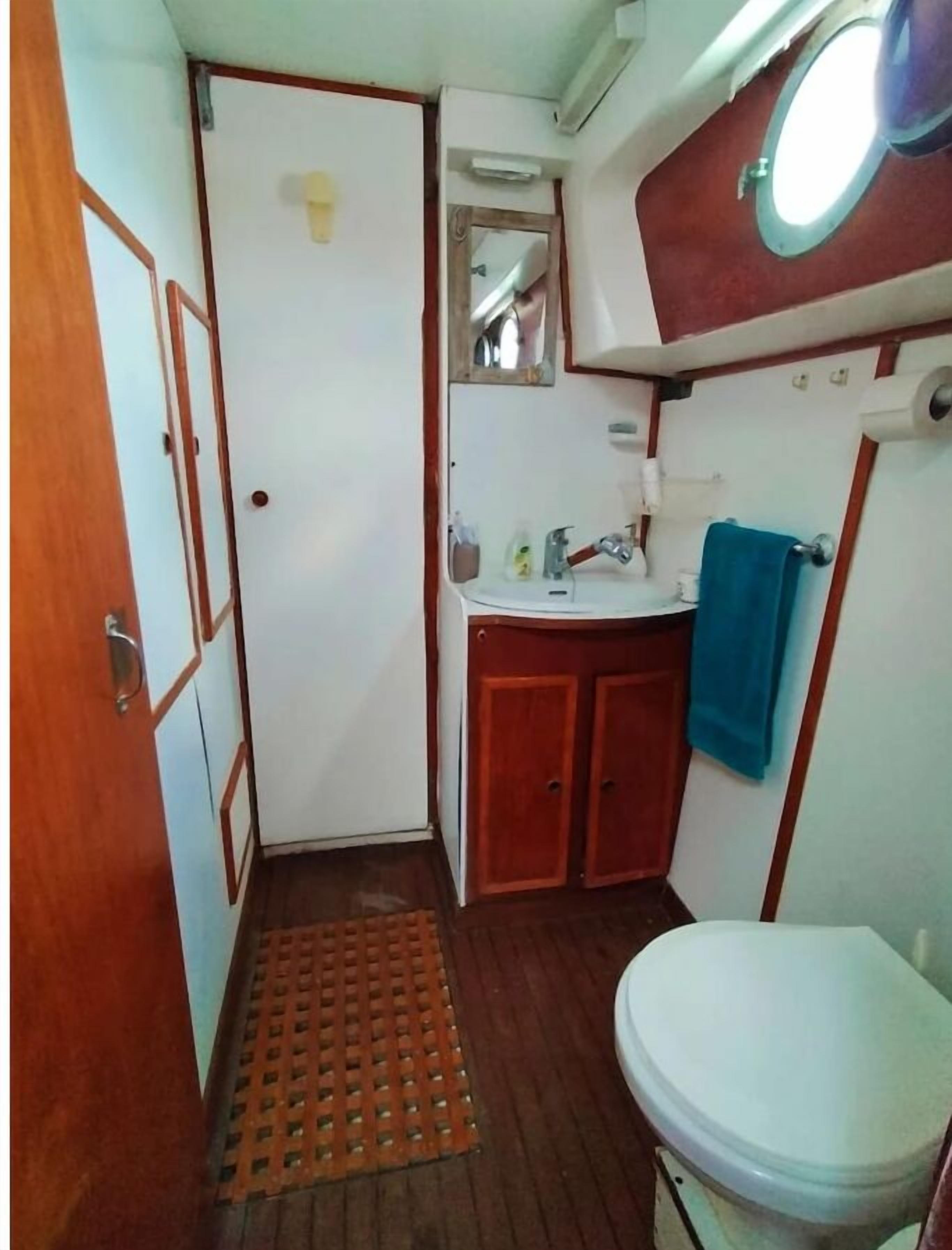 Regadera, toallas, jabón, papel de baño 