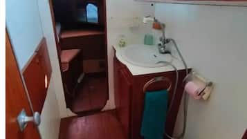 Regadera, toallas, jabón, papel de baño