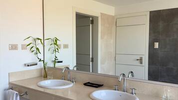 Suite Deluxe, vista a la montaña | Baño | Amenidades de baño gratuitas, secadora de cabello, toallas, jabón