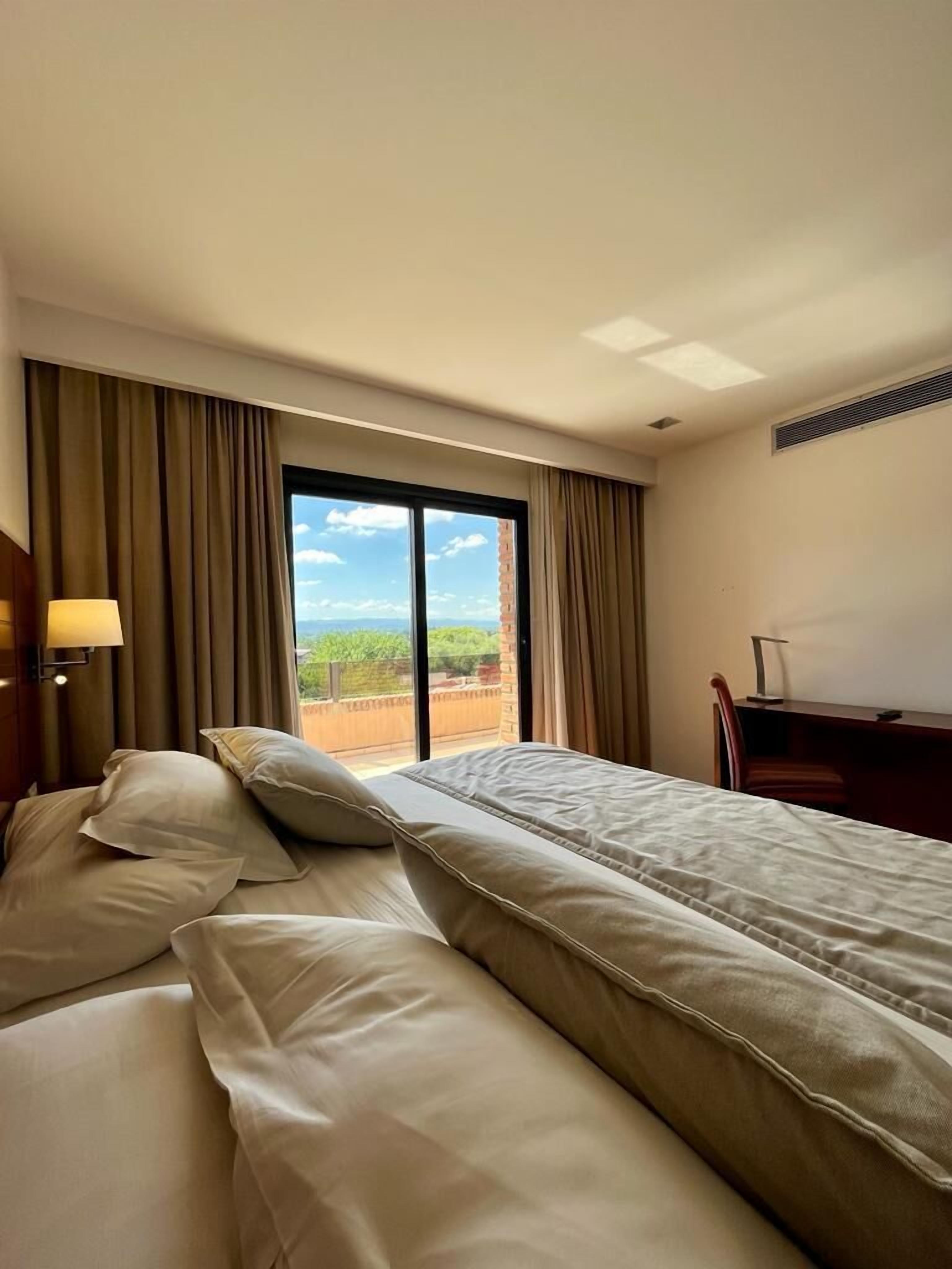 Suite Junior, pemandangan gunung | Seprai premium, isi minibar gratis, brankas, dan meja kerja