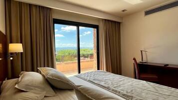 Suite Junior, pemandangan gunung | Seprai premium, isi minibar gratis, brankas, dan meja kerja