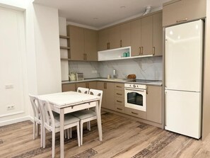 Íbúð - 2 svefnherbergi - reyklaust - eldhús | Borðhald á herbergi eingöngu