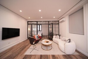 Appart'hôtel Signature, 2 chambres, non-fumeurs, cuisine | Salle de séjour | TV connectée de 40 pouces avec chaînes numériques