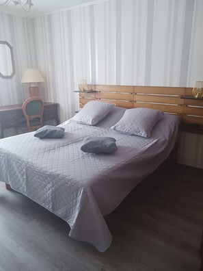 3 chambres, fer et planche à repasser, Wi-Fi gratuit, draps fournis