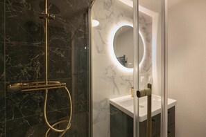 Douche, sèche-cheveux, serviettes fournies, savon