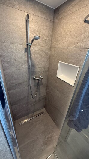Bruser, hårtørrer, håndklæder, Toiletpapir
