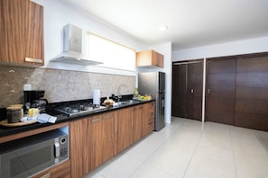 Frigorífico, microondas, horno y placa de cocina
