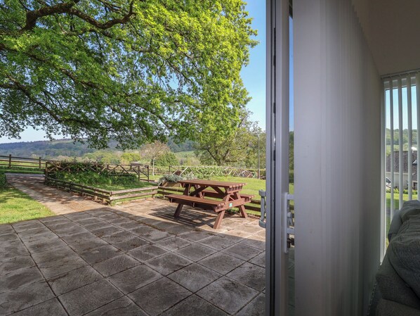Outdoor dining - Harcombe House Accessible Pet Free Bungalow Sleeps 6 (Newton Abbot)