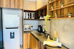 Kühlschrank, Mikrowelle, Herdplatte, Wasserkocher mit Kaffee-/Teezubehör