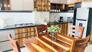 Cafetera y tetera, refrigerador, microondas y parrilla de estufa