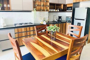Kylskåp, mikrovågsugn, spishäll och kaffe- och tebryggare