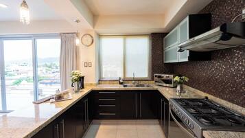 Refrigerador, microondas, horno y parrilla de estufa