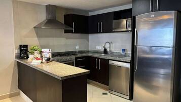 Een koelkast, een magnetron, een oven, een kookplaat