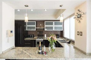 Kühlschrank, Mikrowelle, Ofen, Herdplatte