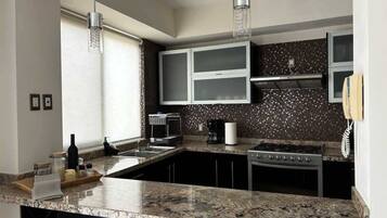 Refrigerador, microondas, horno y parrilla de estufa