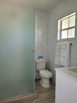 Sèche-cheveux, serviettes fournies, savon, papier toilette