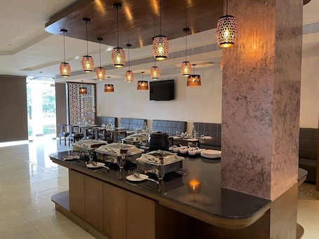 Restaurante. Orion Tree Hotel Sullurupeta