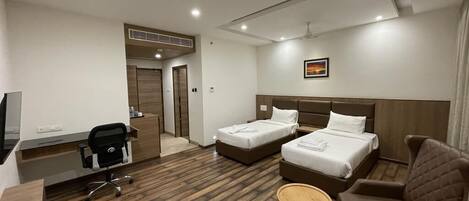 Deluxe Room, City View | Desk, free WiFi