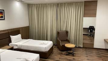 Deluxe Room, City View | Living area