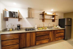 Kühlschrank, Mikrowelle, Herdplatte, Wasserkocher mit Kaffee-/Teezubehör