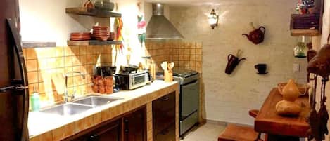 Wasserkocher mit Kaffee-/Teezubehör, Kühlschrank, Mikrowelle, Ofen