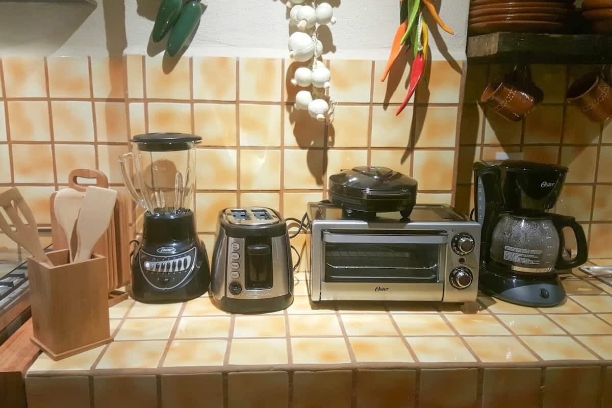 Kaffe-/temaskine, køleskab, mikrobølgeovn, ovn