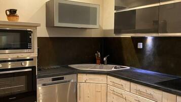 Kühlschrank, Mikrowelle, Ofen, Herdplatte