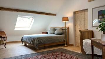 4 bedrooms, travel cot, Internet, bed sheets