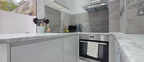 Kühlschrank, Mikrowelle, Ofen, Herdplatte