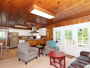 TV, offices - The Garrison | Best Playoff Weekend Rate (Oxford)