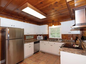 Réfrigérateur, micro-ondes, plaque de cuisson, lave-vaisselle