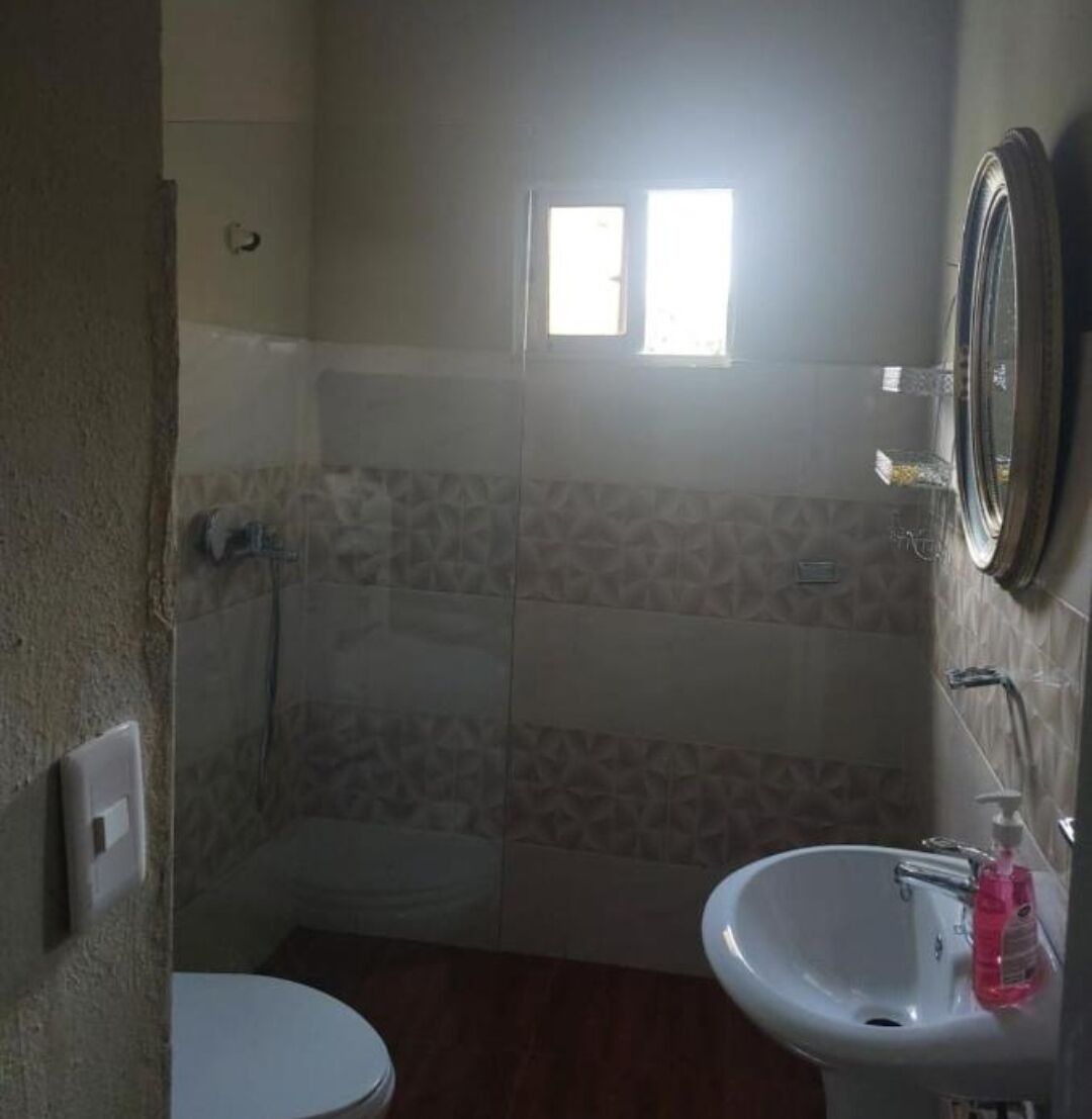 Secadora de cabello, toallas, jabón, papel de baño 