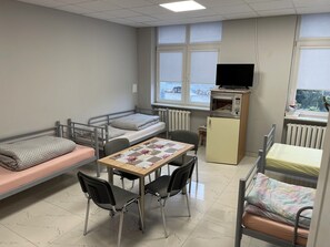 Habitación triple básica | Tabla de planchar con plancha y wifi gratis 