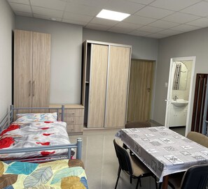 Habitación triple, vistas al jardín | Tabla de planchar con plancha y wifi gratis