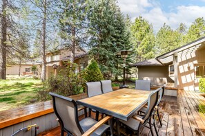 Outdoor dining - MCKE-Contemporary Sunriver Getaway with AC, Hot Tub (Sunriver)