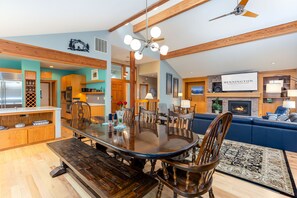 Dining - MCKE-Contemporary Sunriver Getaway with AC, Hot Tub (Sunriver)