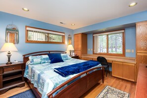4 bedrooms, desk, travel crib, free WiFi - MCKE-Contemporary Sunriver Getaway with AC, Hot Tub (Sunriver)