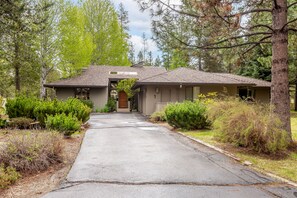 Exterior - MCKE-Contemporary Sunriver Getaway with AC, Hot Tub (Sunriver)