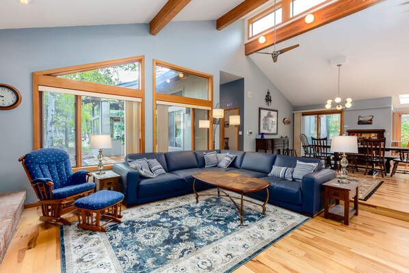 Smart TV, fireplace, foosball, table tennis - MCKE-Contemporary Sunriver Getaway with AC, Hot Tub (Sunriver)