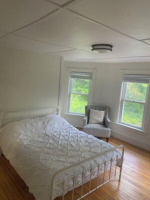 4 bedrooms, WiFi, bed sheets - Large Farmhouse Steps from Downtown Ludlow & Okemo Shuttle (Ludlow)