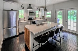 Microwave, oven, stovetop, dishwasher - Large Farmhouse Steps from Downtown Ludlow & Okemo Shuttle (Ludlow)