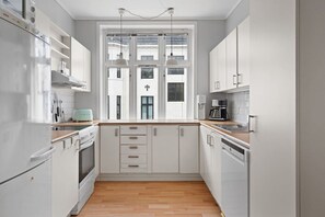 Réfrigérateur, four à micro-ondes, un four, surface de cuisson