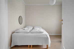 3 bedrooms, desk, iron/ironing board, WiFi