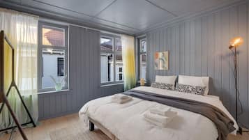 4 habitaciones, escritorio y tabla de planchar con plancha