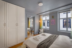 4 habitaciones, escritorio y tabla de planchar con plancha